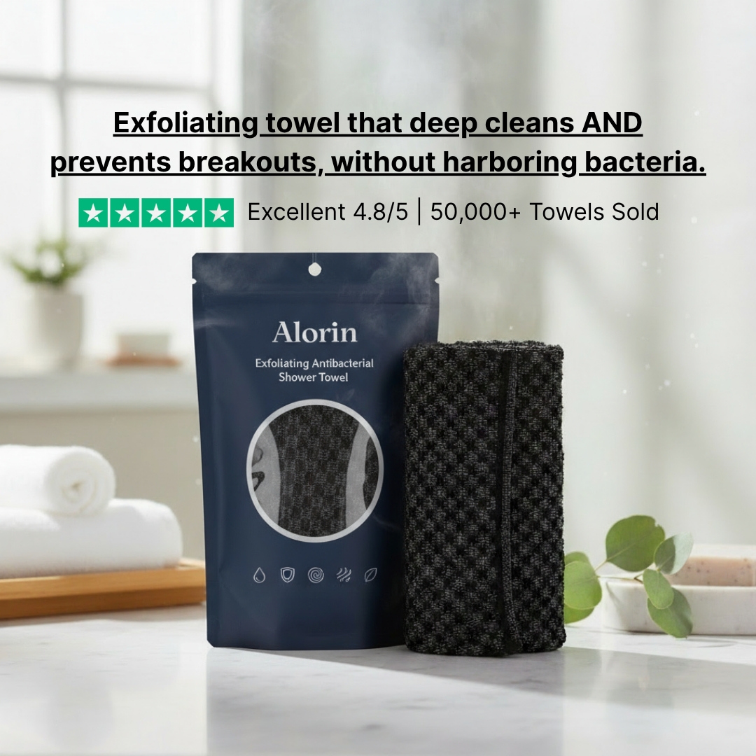 Toalla exfoliante antibacterial extendida sobre fondo claro